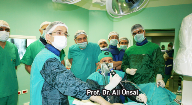 prof.-dr.-ali-unsal-egitim-verirken-002.png